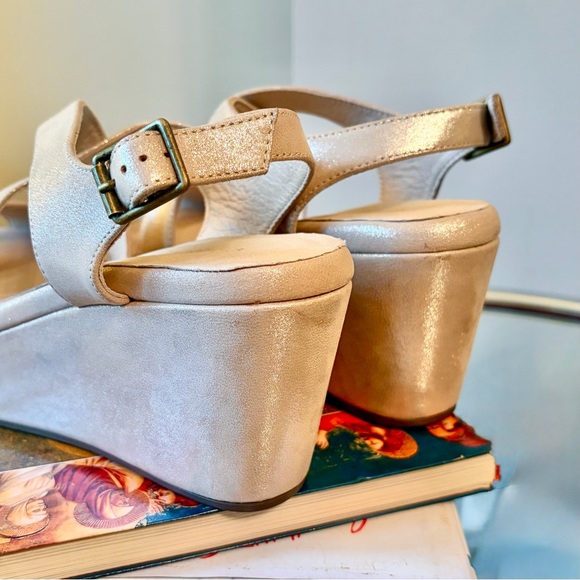 Chocolat Blu Winnie Wedge Sandals in Shimmering Gold, SZ 6/7 LIKE NEW! MSRP $184 - Picture 4 of 9